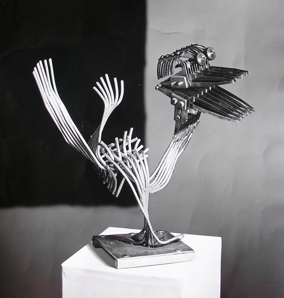 L'Oiseau : sculpture métalique à partir de composants électronique L'Oiseau : sculpture métalique à partir de composants électronique